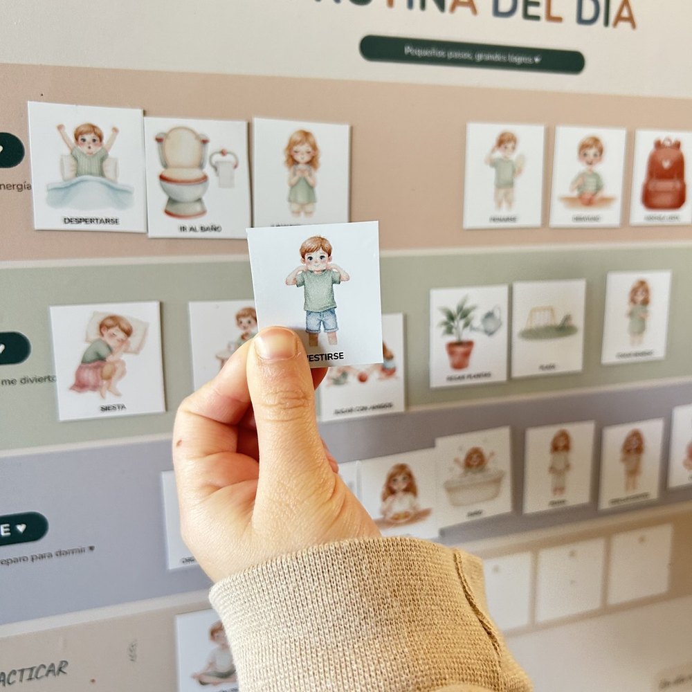 Mano sosteniendo una tarjeta imantada frente al cuadro de rutinas